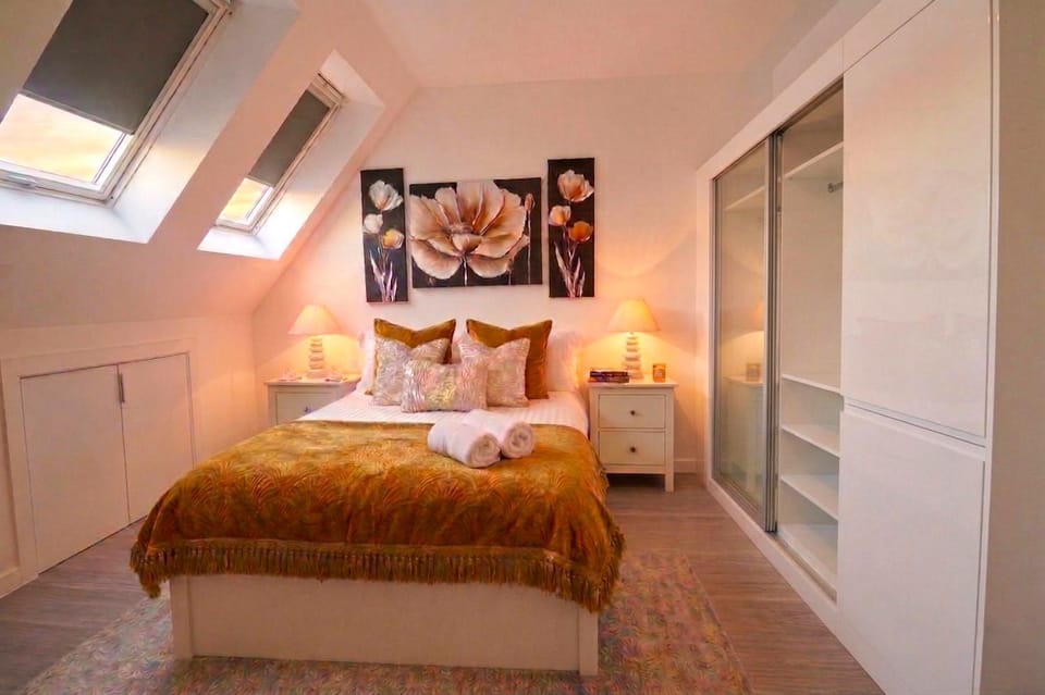 Bed, Photo of the whole room, Bedroom, towels, wardrobe