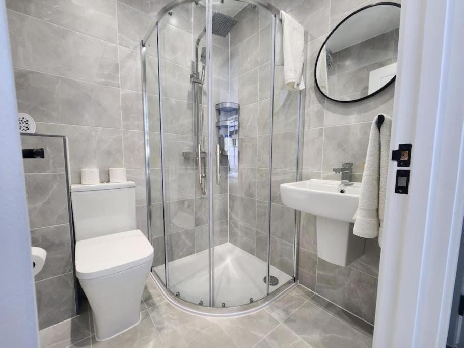 Shower, Toilet, Bathroom, towels