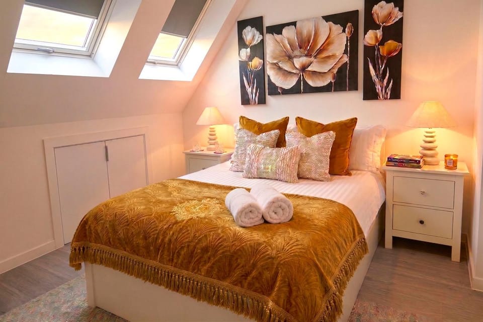 Bed, Photo of the whole room, Bedroom, towels