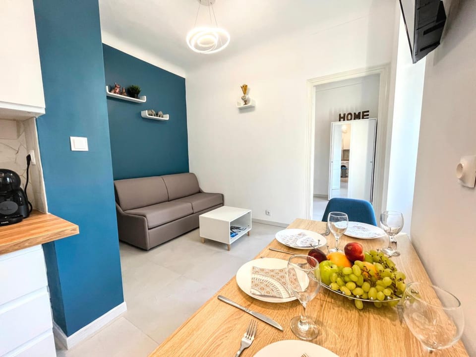 TV and multimedia, Kitchen or kitchenette, Living room, Seating area, Dining area