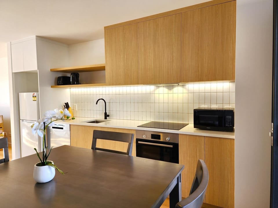 Kitchen or kitchenette, Dining area, minibar, pet friendly, stove, toaster