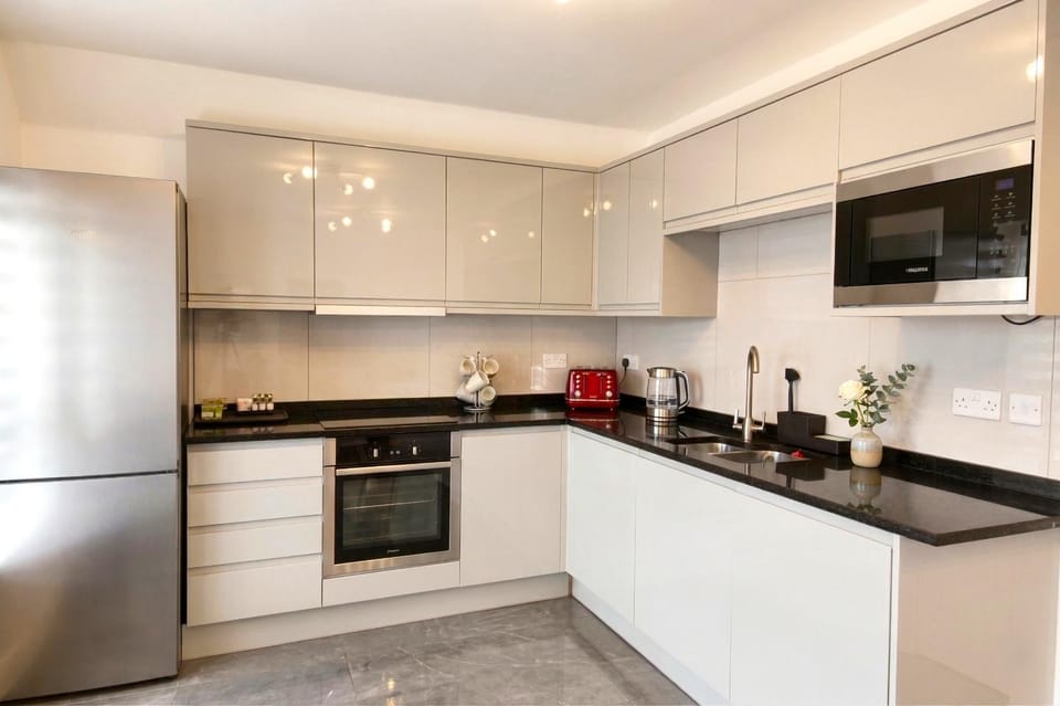 Coffee/tea facilities, Kitchen or kitchenette, dishwasher, oven, stove, toaster