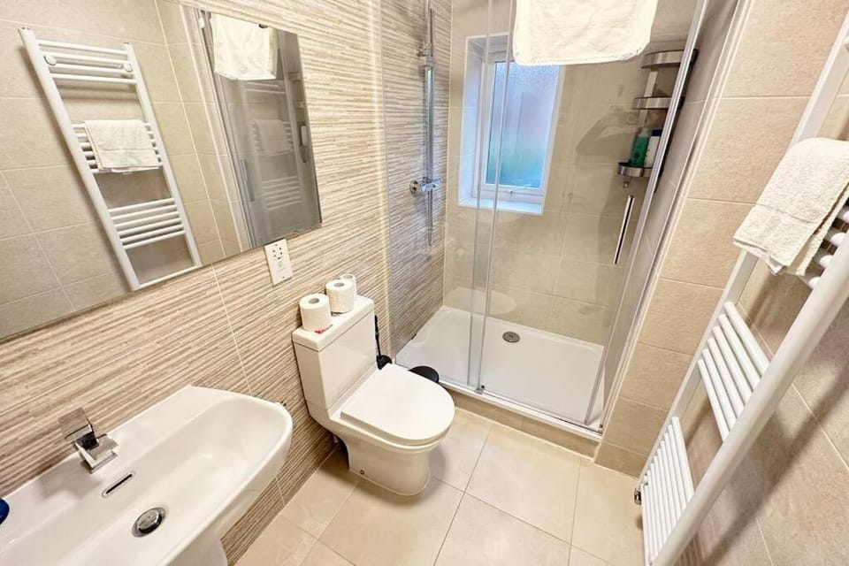 Shower, Toilet, Bathroom, towels