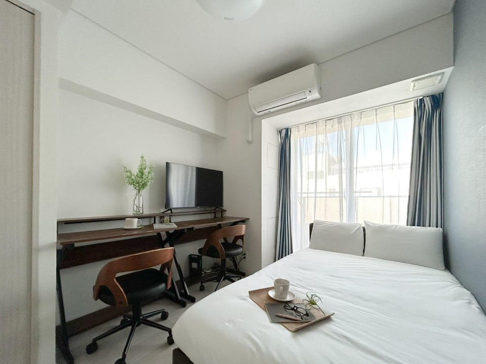 Bed, Seating area, Bedroom, air conditioner