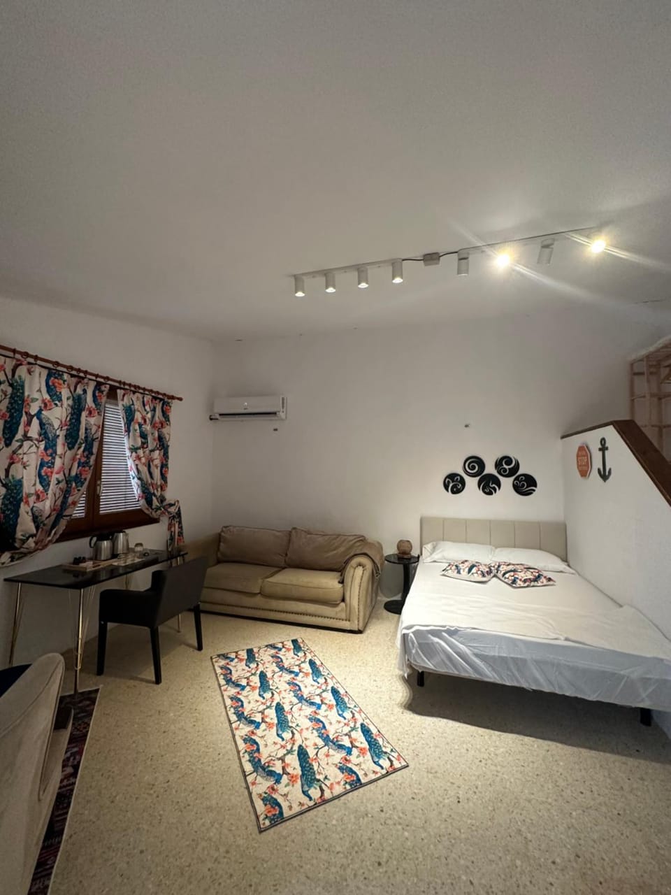Bed, Living room