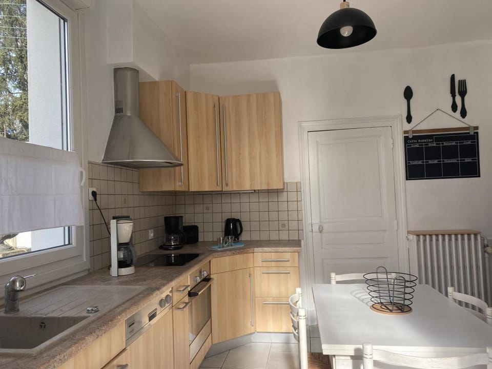 Maison rénovée à Moulins avec jardin et véranda - FR-1-489-469 House in Moulins