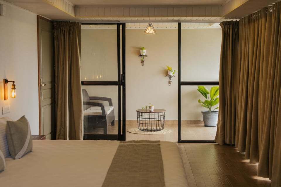 Bed, TV and multimedia, Living room, Photo of the whole room, Seating area, Bedroom
