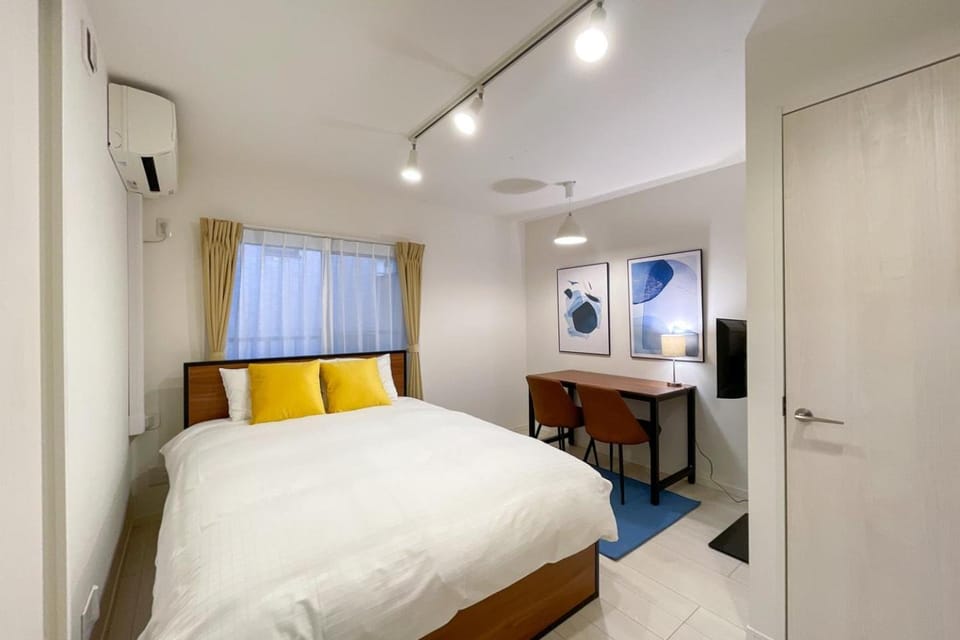 Bed, Seating area, Bedroom, air conditioner