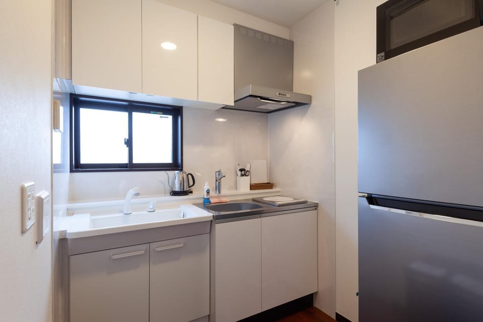 Kitchen or kitchenette, minibar, stove