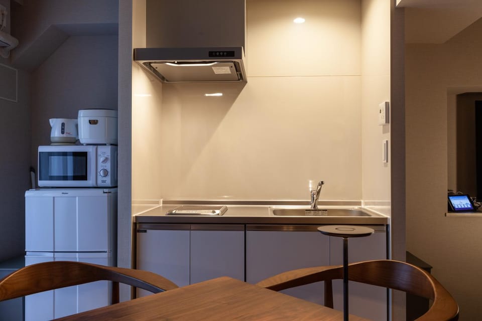 Kitchen or kitchenette, minibar, stove