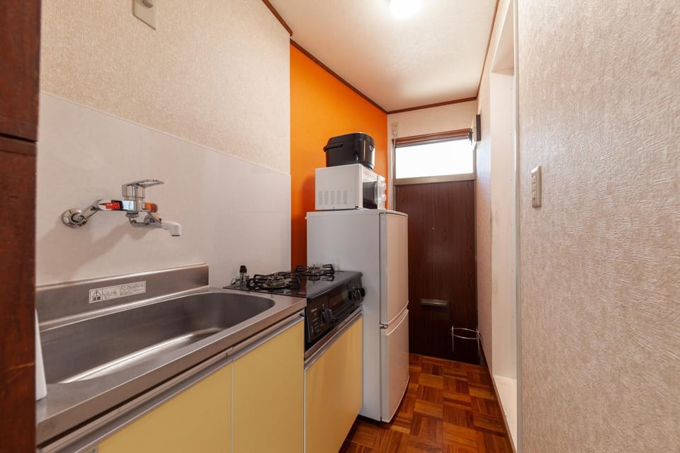 Kitchen or kitchenette, minibar, stove