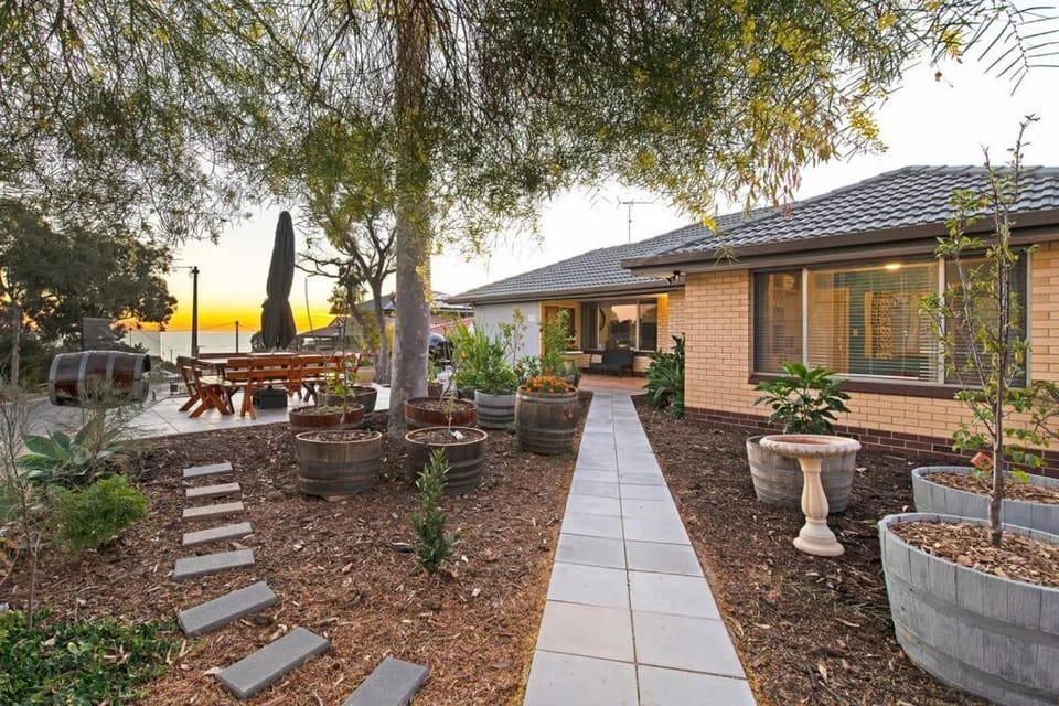 Ocean Views Apartment 2 min walk to train & ocean Apartment in Hallett Cove