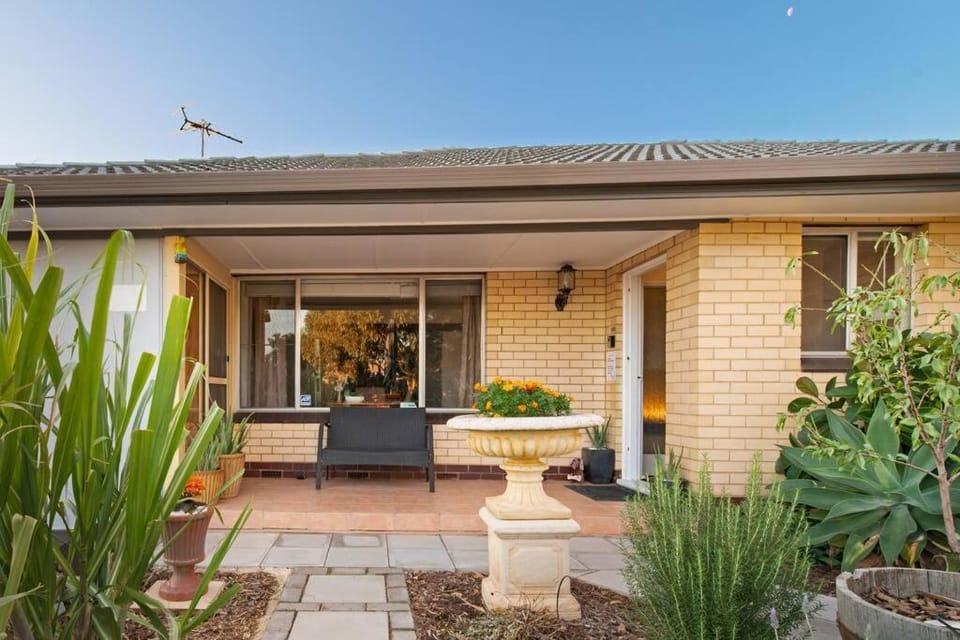Ocean Views Apartment 2 min walk to train & ocean Apartment in Hallett Cove