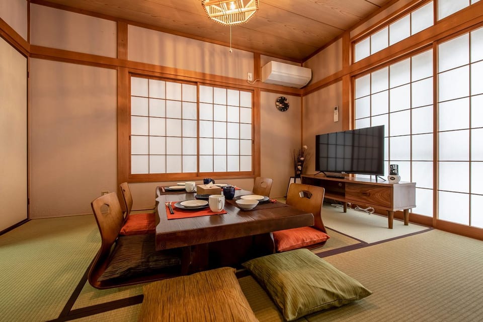 TV and multimedia, Living room, Seating area, Dining area, air conditioner