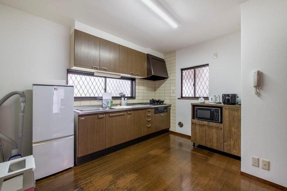 Kitchen or kitchenette, minibar, stove
