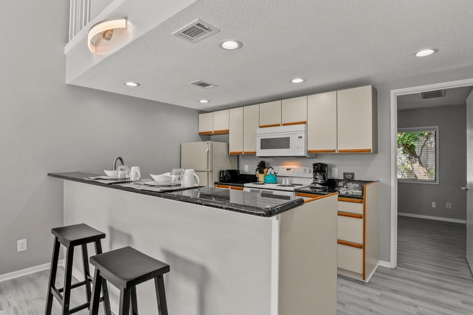 Coffee/tea facilities, Kitchen or kitchenette, Dining area, dishwasher, minibar, pet friendly, stove, toaster