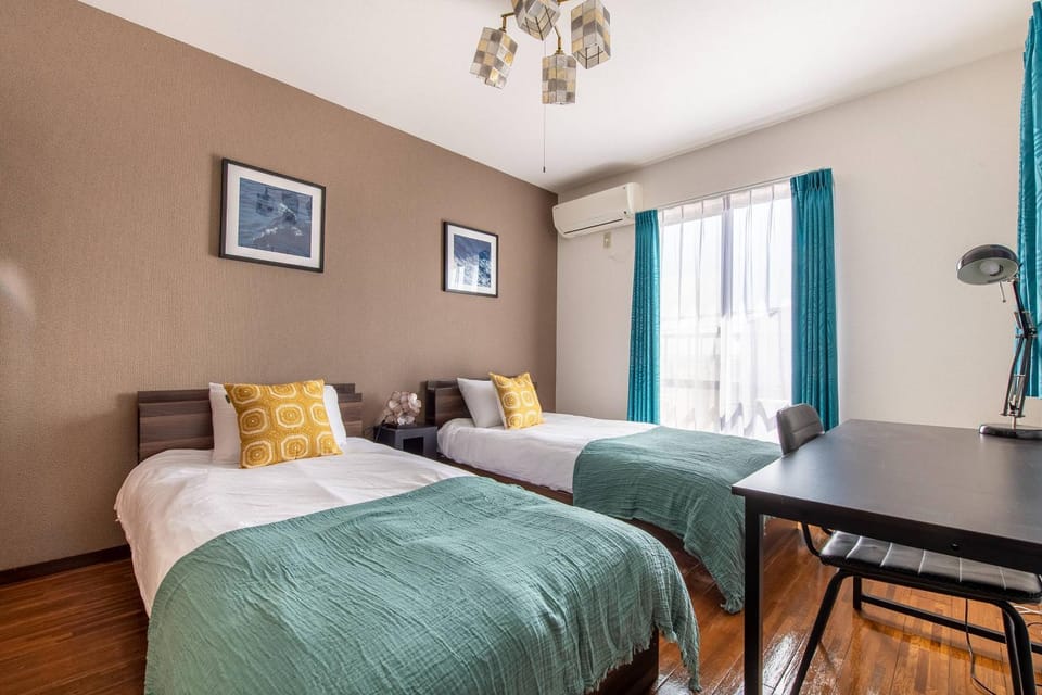 Bed, Seating area, Bedroom, air conditioner