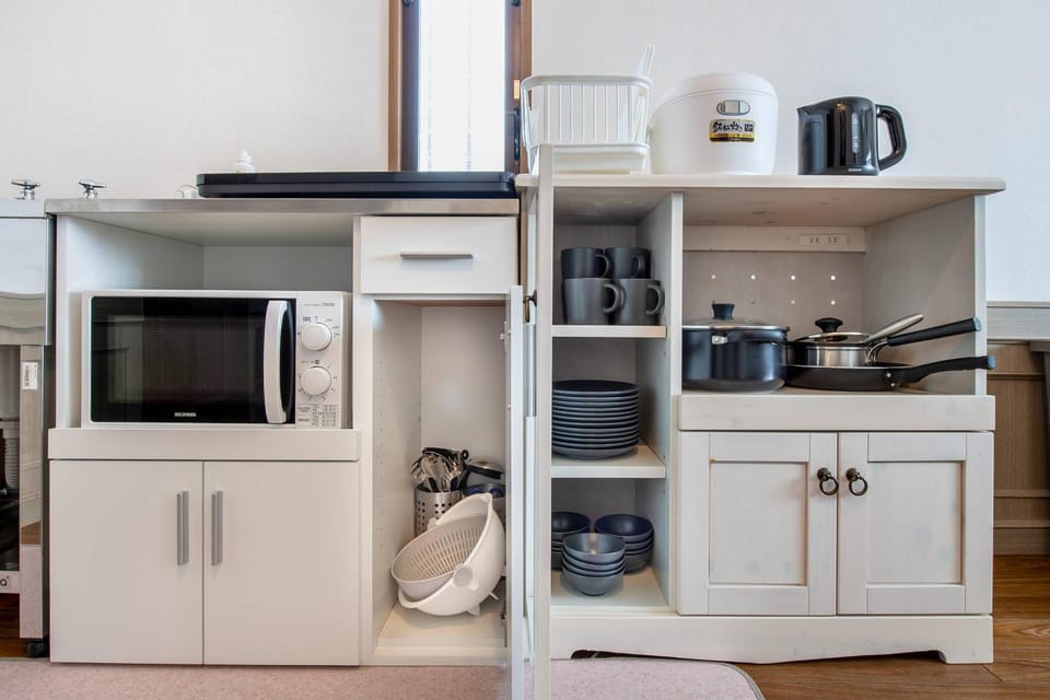 Kitchen or kitchenette, minibar, stove