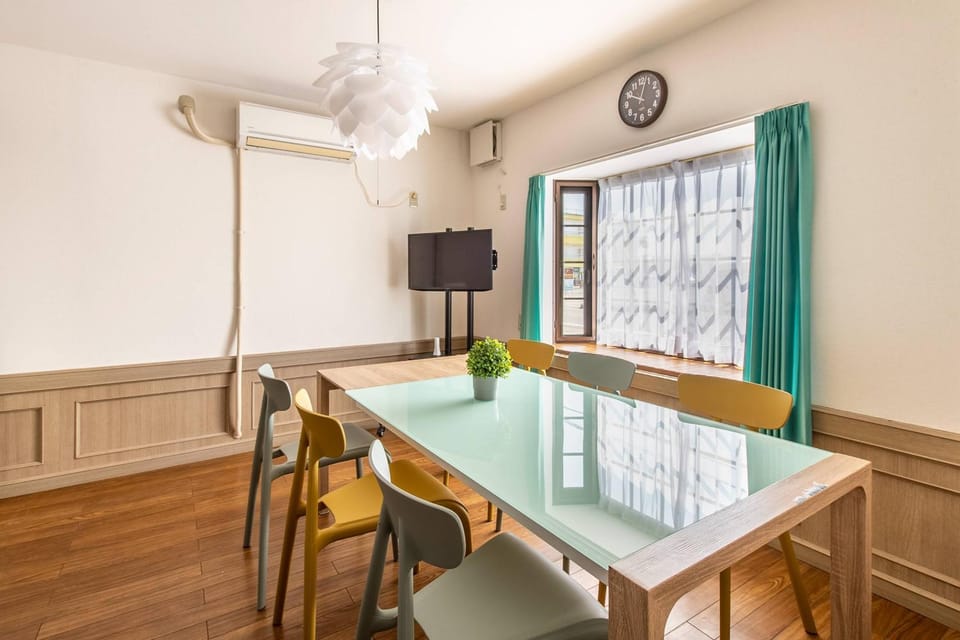 TV and multimedia, Seating area, Dining area, air conditioner