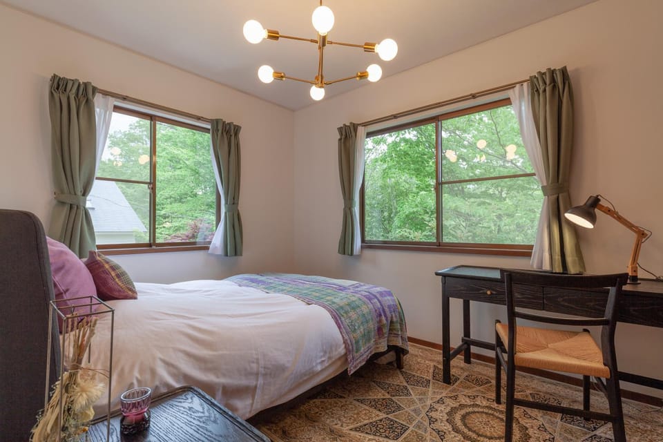 Bed, Seating area, Bedroom