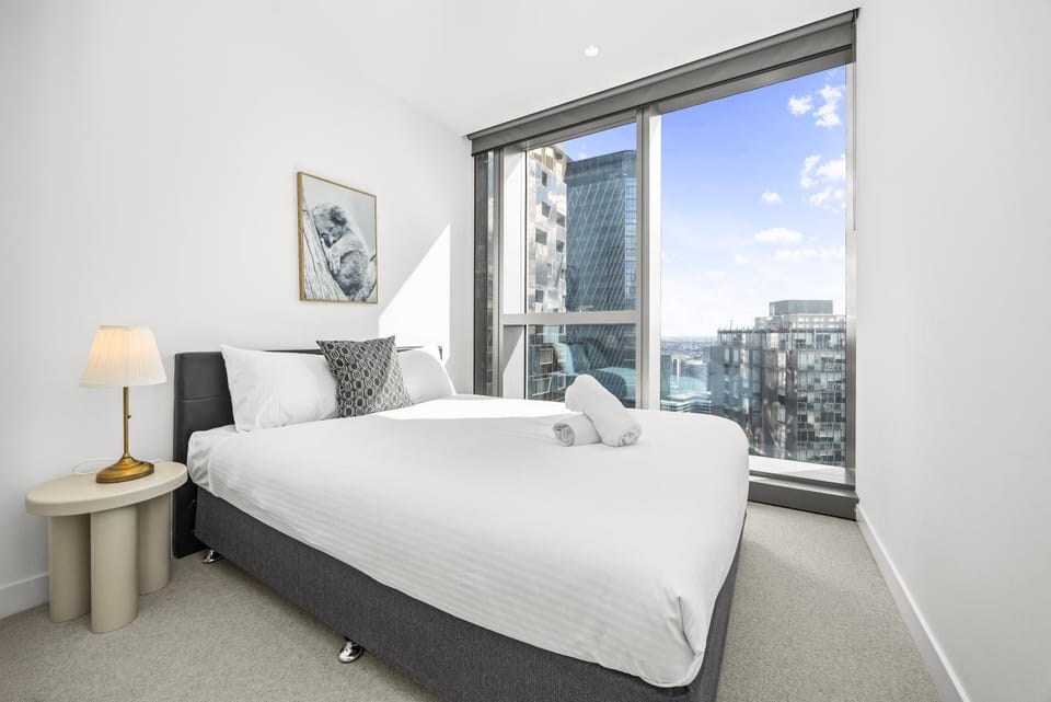 Bedroom, City view