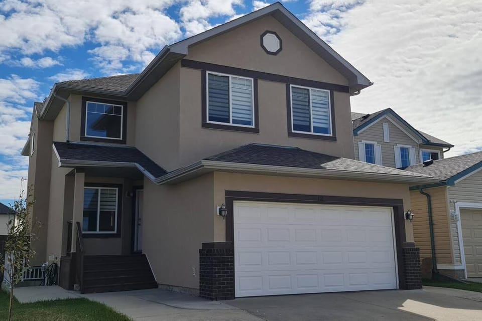 Spacious comfortable Air-Conditioned. Near airport! House in Calgary