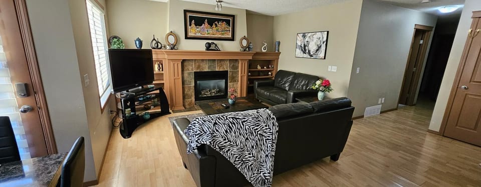 Spacious comfortable Air-Conditioned. Near airport! House in Calgary