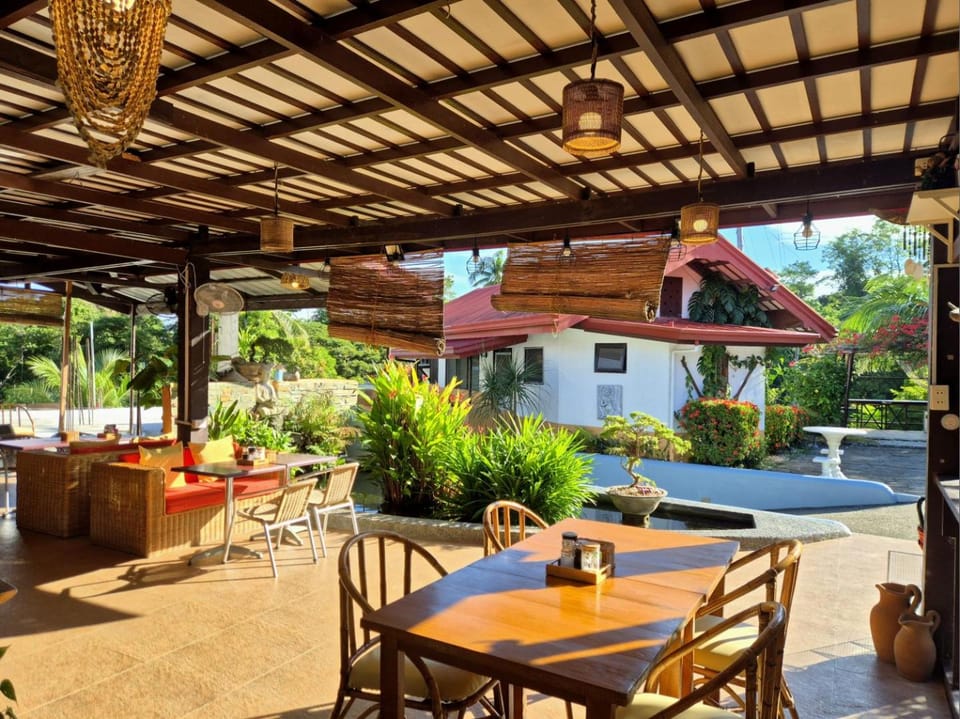 Property building, Restaurant/places to eat, Day, Garden, Dining area, Garden view