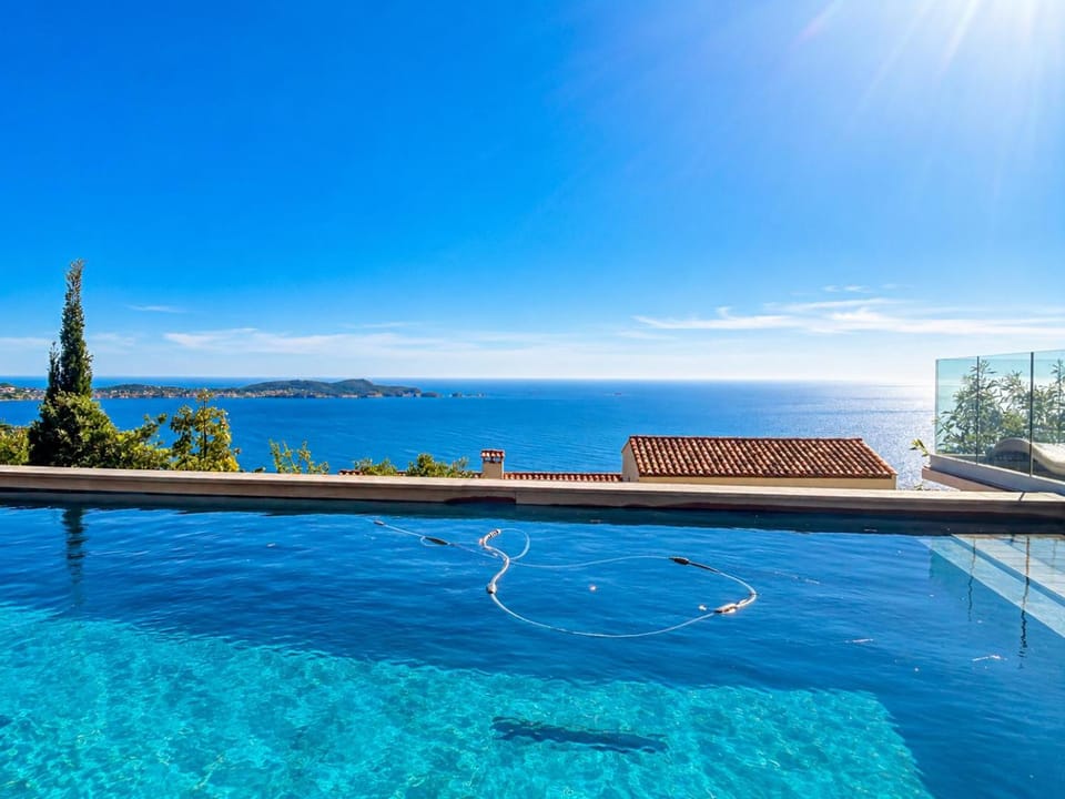 Property building, Sea view, Sea view, Swimming pool