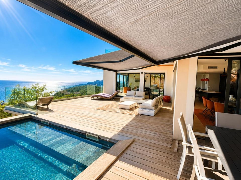 Property building, Sea view, Sea view, Swimming pool
