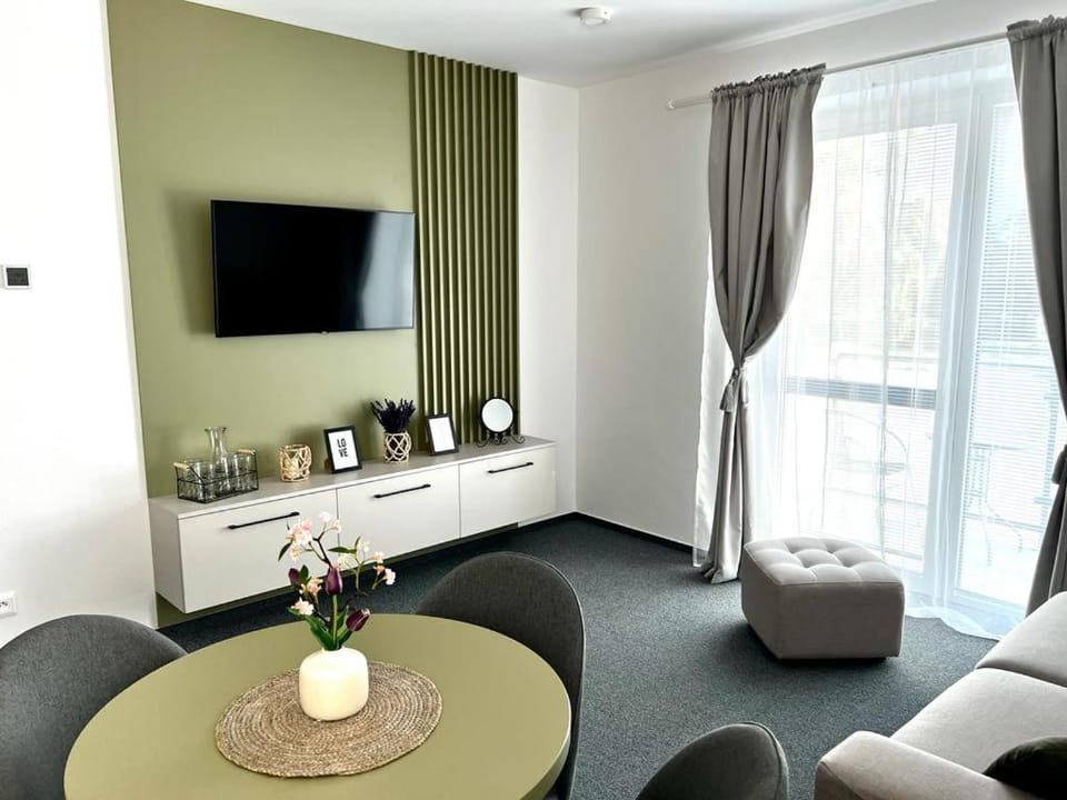 Coffee/tea facilities, Kitchen or kitchenette, Living room, Seating area