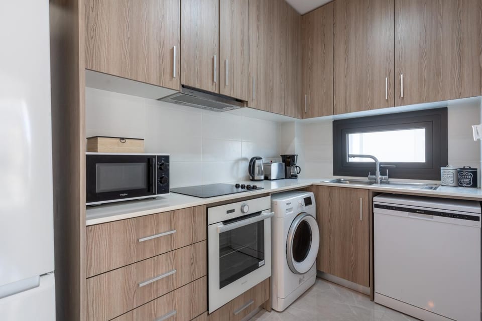 Coffee/tea facilities, Kitchen or kitchenette, dishwasher, oven, stove, toaster, washing machine