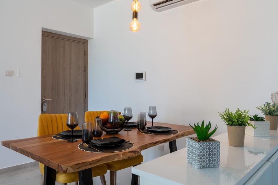 Living room, Seating area, Dining area, Drinks