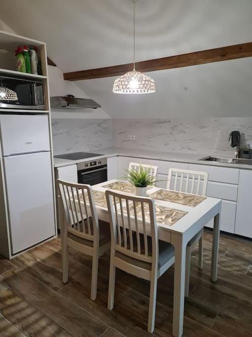 Kitchen or kitchenette, Dining area, minibar, pet friendly, stove