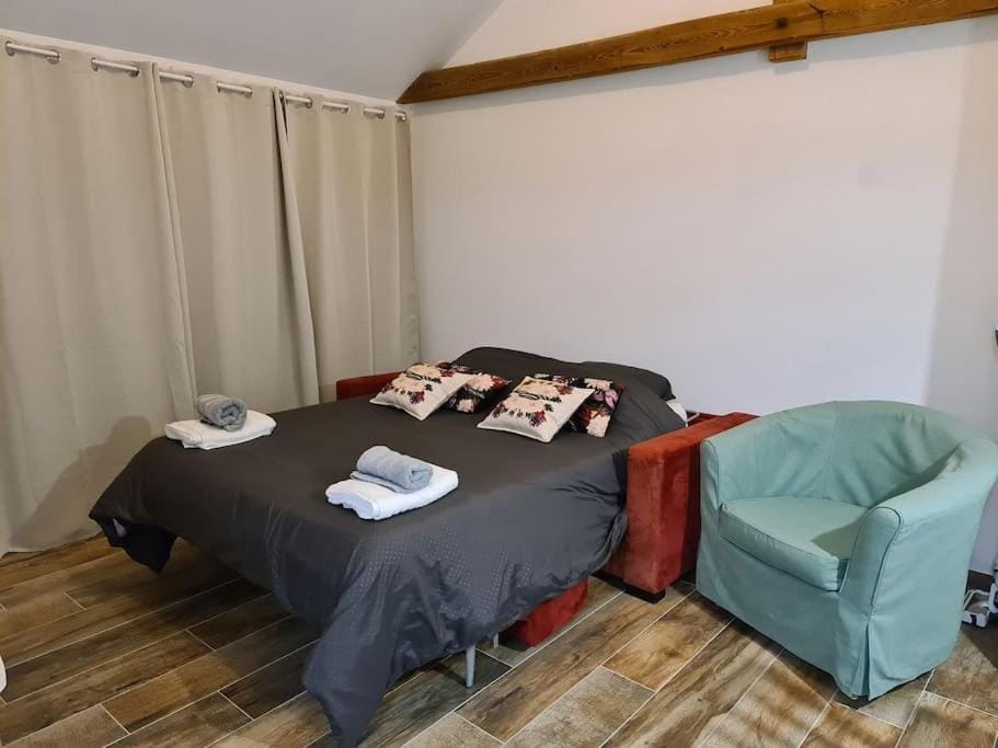 Bed, Living room