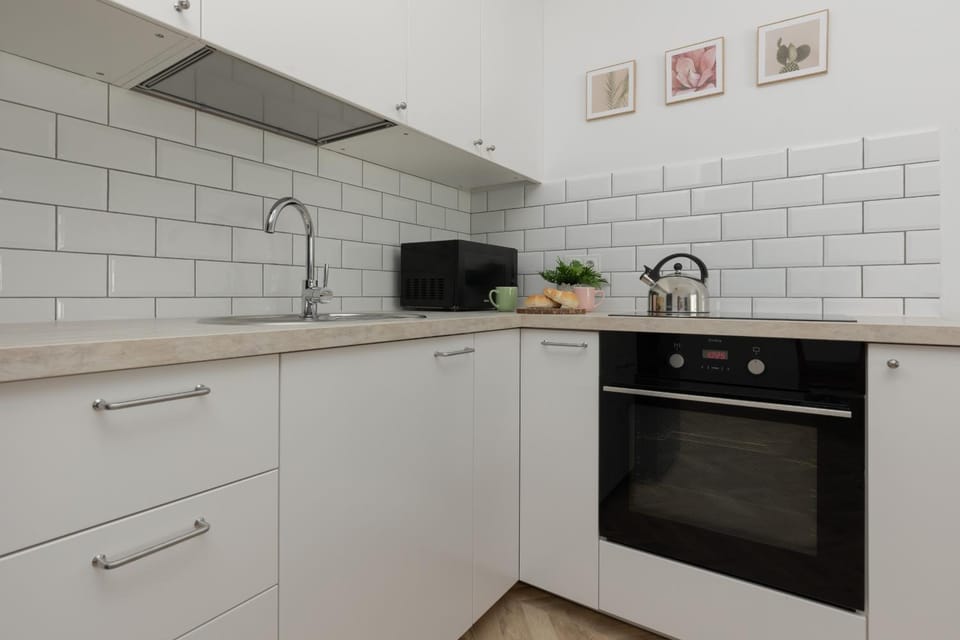 Coffee/tea facilities, Kitchen or kitchenette, stove