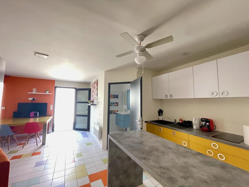 Kitchen or kitchenette, Dining area, minibar