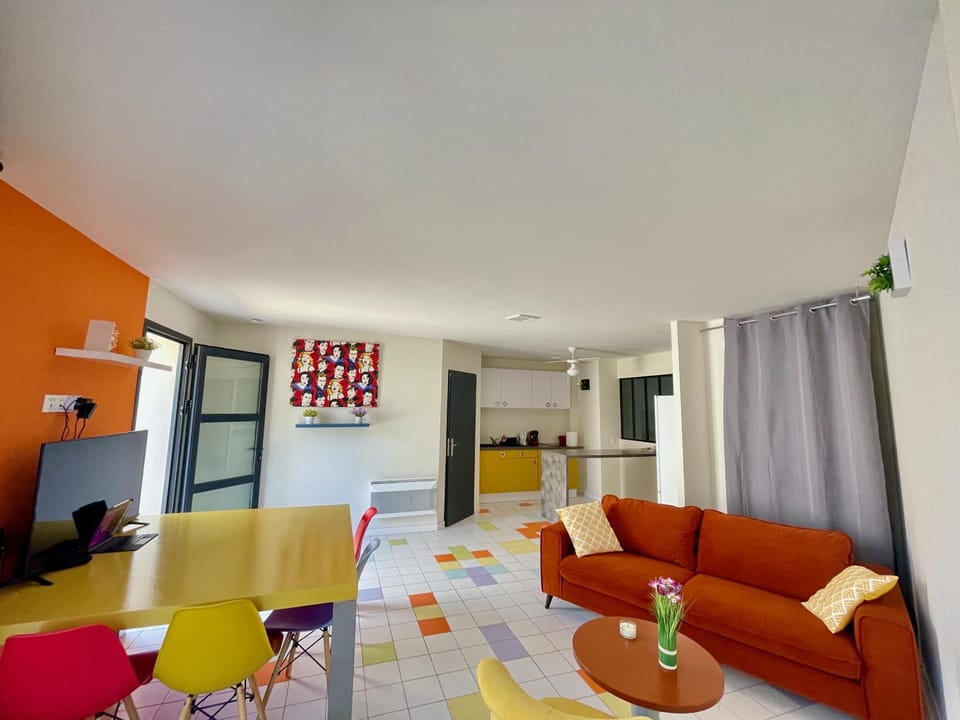 Kitchen or kitchenette, Living room, Seating area, Dining area