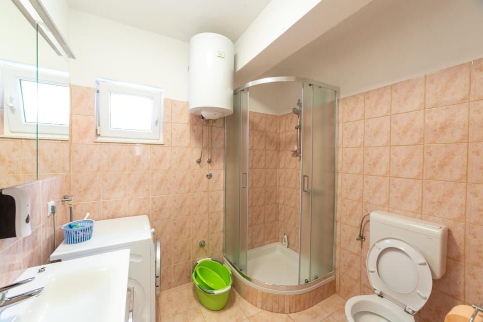 Shower, Toilet, Bathroom, towels, washing machine