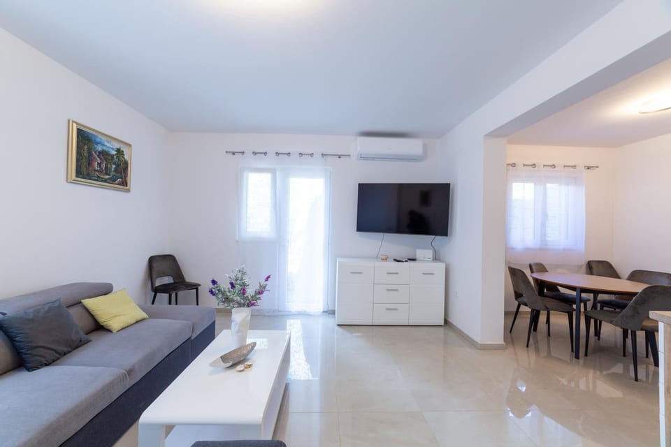 TV and multimedia, air conditioner
