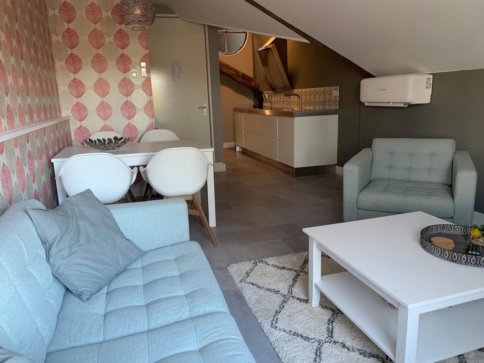 Kitchen or kitchenette, Living room, air conditioner