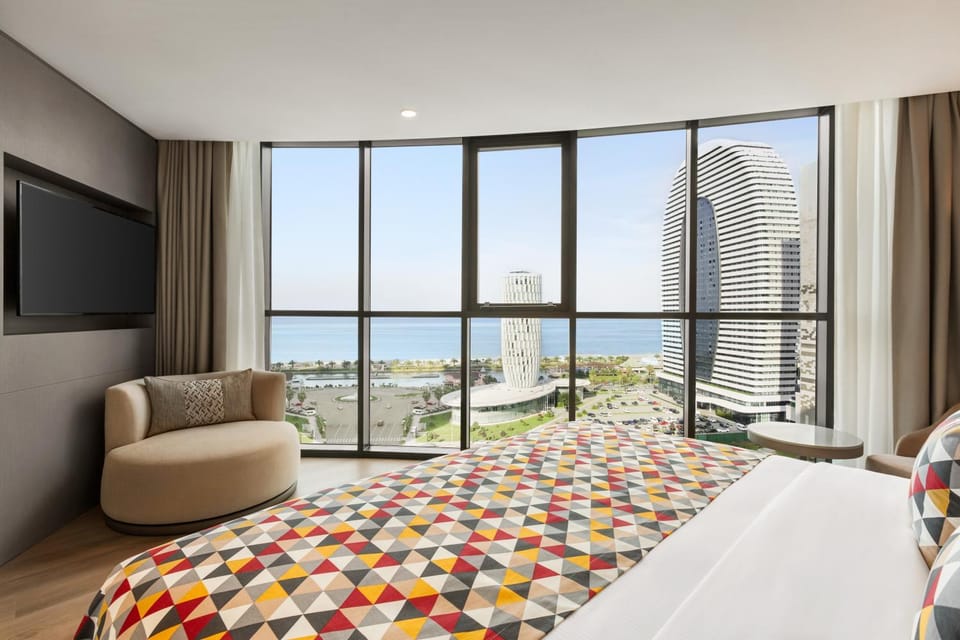 Bed, TV and multimedia, View (from property/room), Photo of the whole room, Seating area, Beach, Sea view