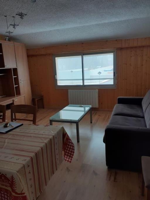 Grand appartement aux Rousses au dessus de la Meublerie du bois de l'ours Apartment in Jura