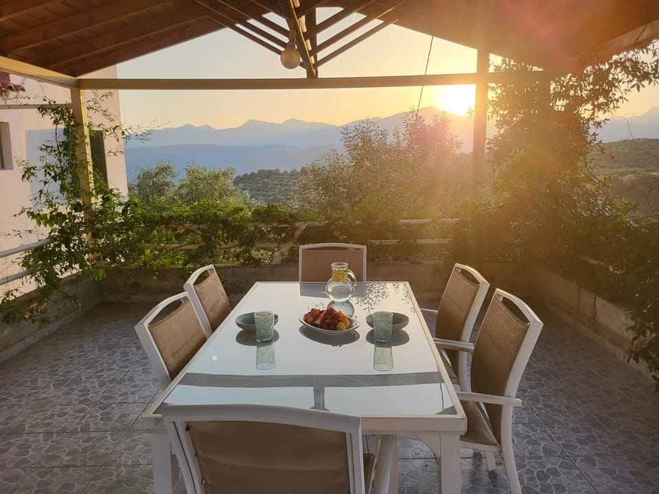 View (from property/room), Balcony/Terrace, Food and drinks, Mountain view