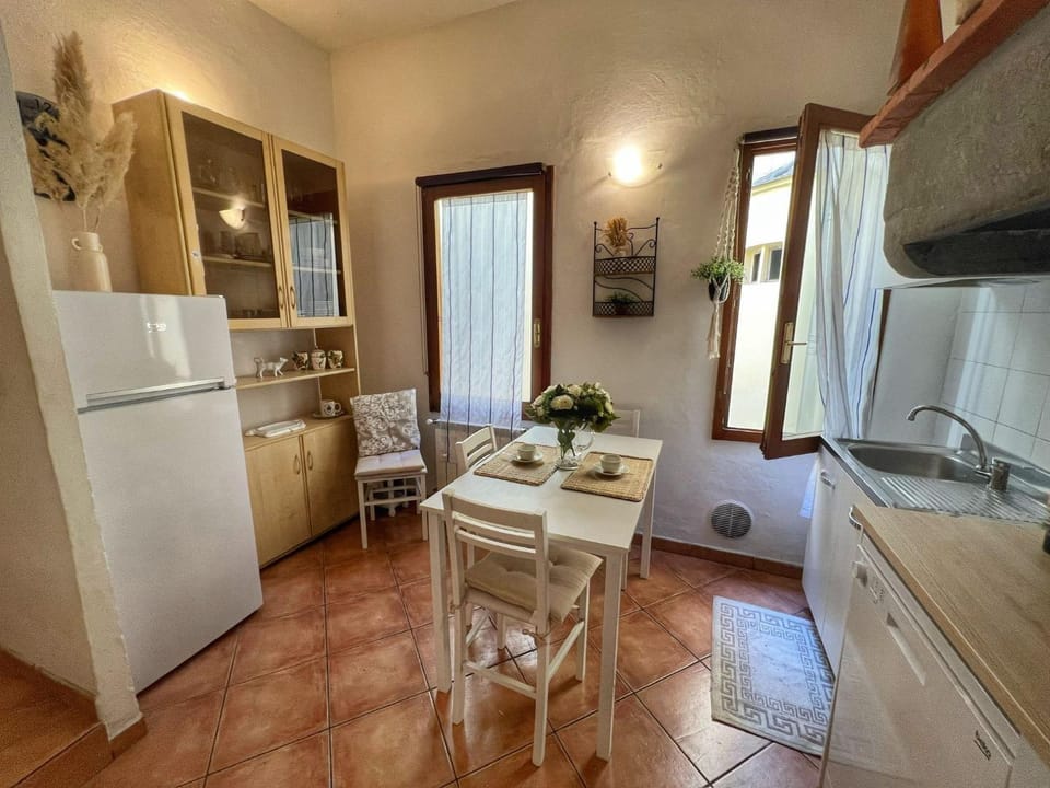 Kitchen or kitchenette, Dining area