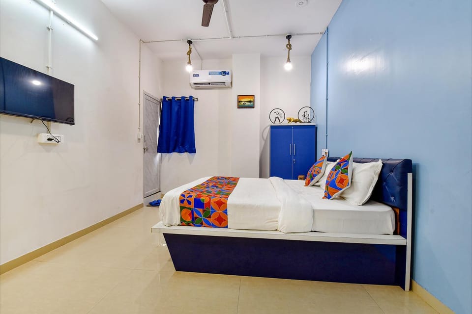 Bed, TV and multimedia, Photo of the whole room, Bedroom, towels, air conditioner