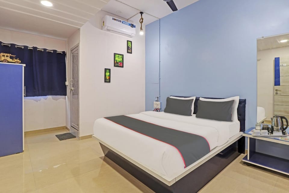 Bed, Photo of the whole room, Bedroom, fireplace, air conditioner