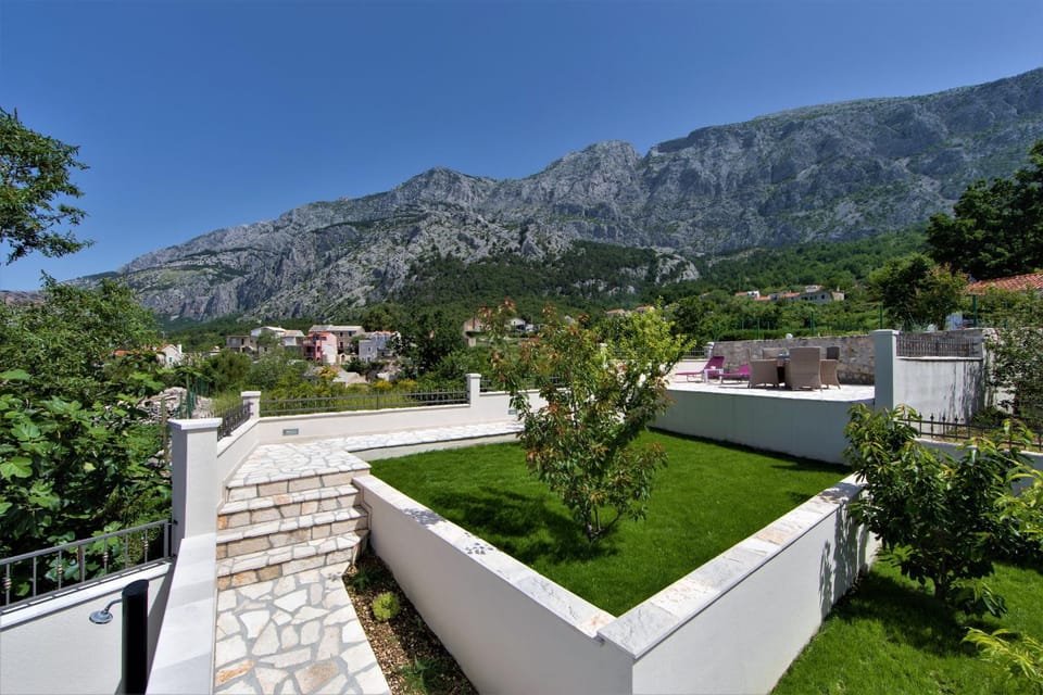 Property building, Facade/entrance, Off site