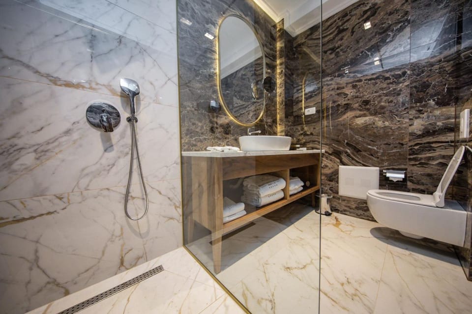 Shower, Toilet, Bathroom, towels