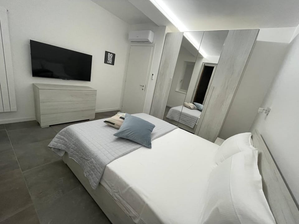 Bedroom, air conditioner